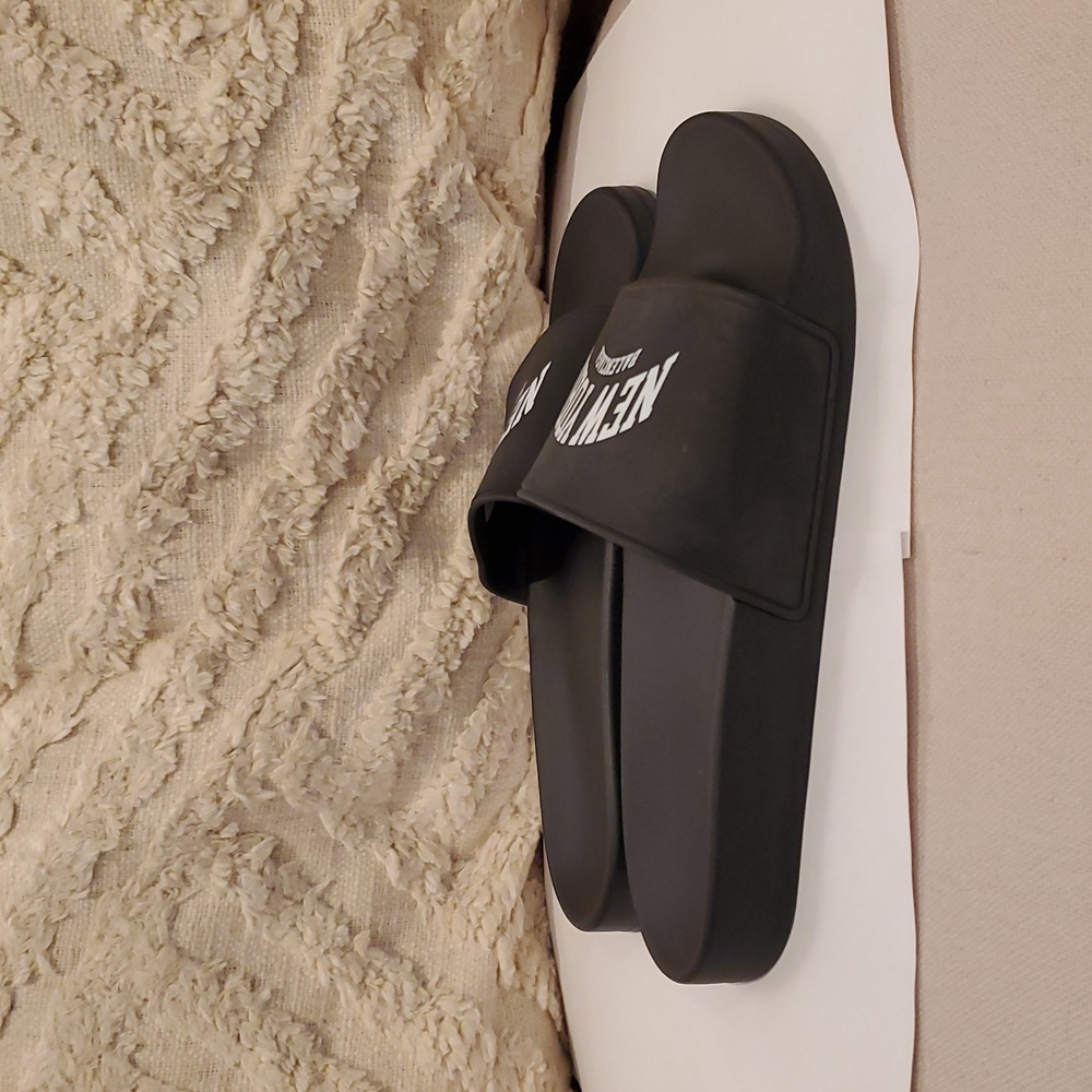 BALENCIAGA Cities New York Logo Slides - Picture 6 of 14